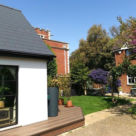 Hastings Casita, 'Little House' Self Contained Garden Lodge, Close To Town And Seafront المظهر الخارجي الصورة
